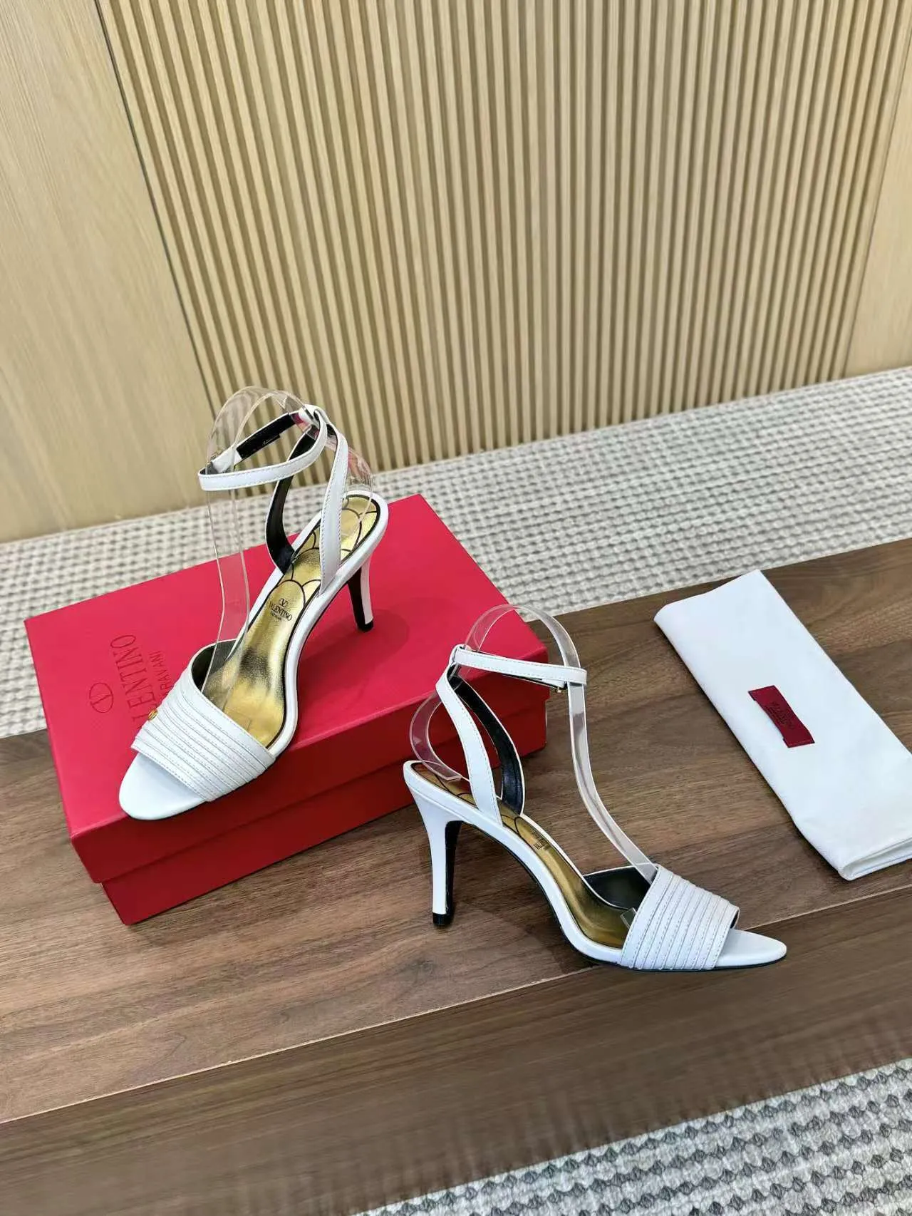 👟👟Ex-factory price 440👟👟 Genuine leather sole +40 Top version 𝑉𝐴𝐿𝐸𝑁𝑇𝐼𝑁𝑂 Valentino new spring and summer women's sandals worth buying ★Absolutely high-grade ❥Original method Absolute sensibility ❥Elegant style Create a different feeling Simple temperament style!  Code number: 35-41 (34-42 customized) Fabric: Imported sheepskin Lining: Lined sheepskin Heel height: 8 cm Leather outsole Rubber outsole